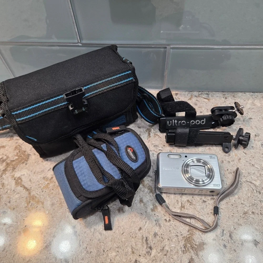 Fujifilm FinePix J150w Digital Camera Silver 10MP 5x Zoom Bundle NEEDS REPAIR